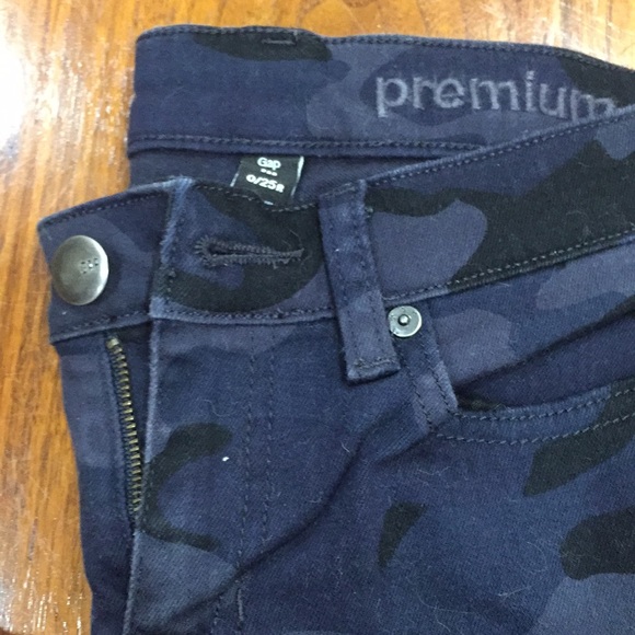 Gap size 0/25 blue colored army print soft jeans - Picture 2 of 4